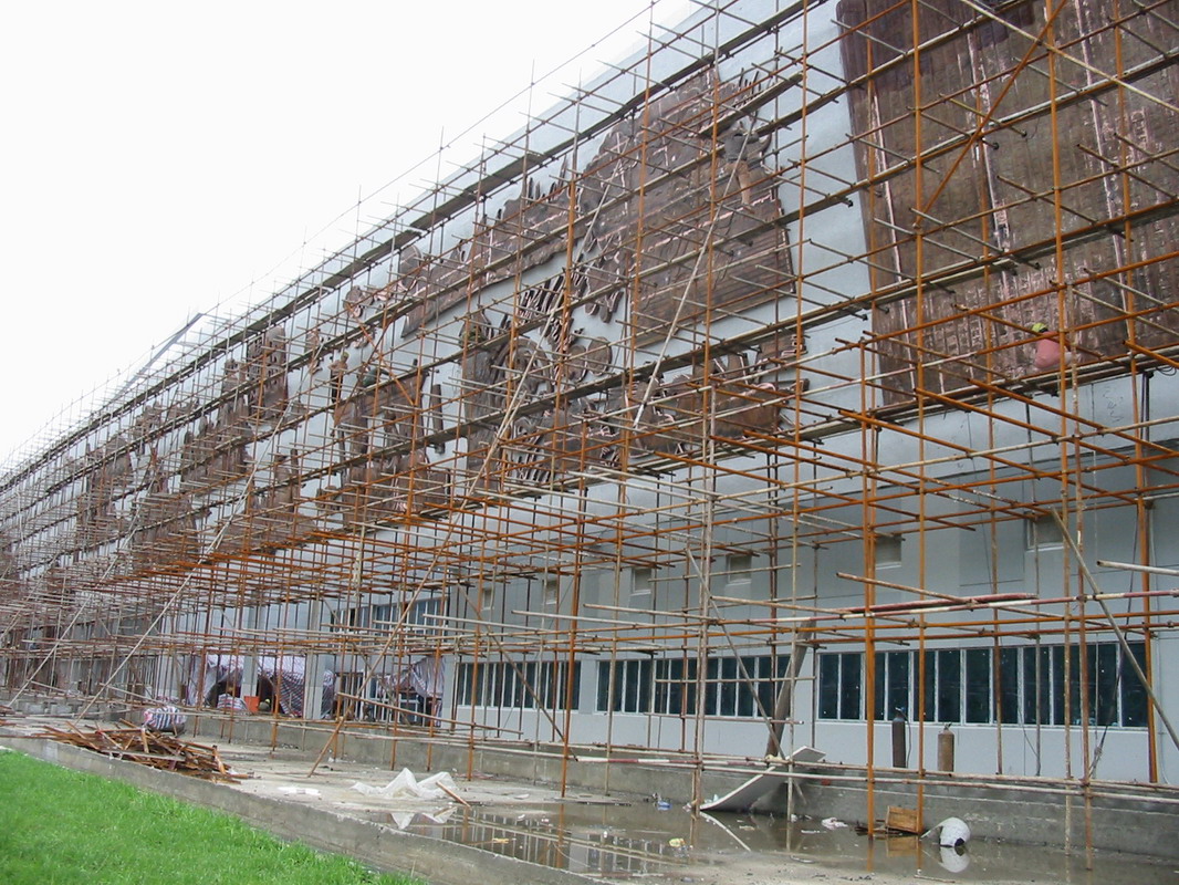 大型校园玻璃钢浮雕雕塑施工现场